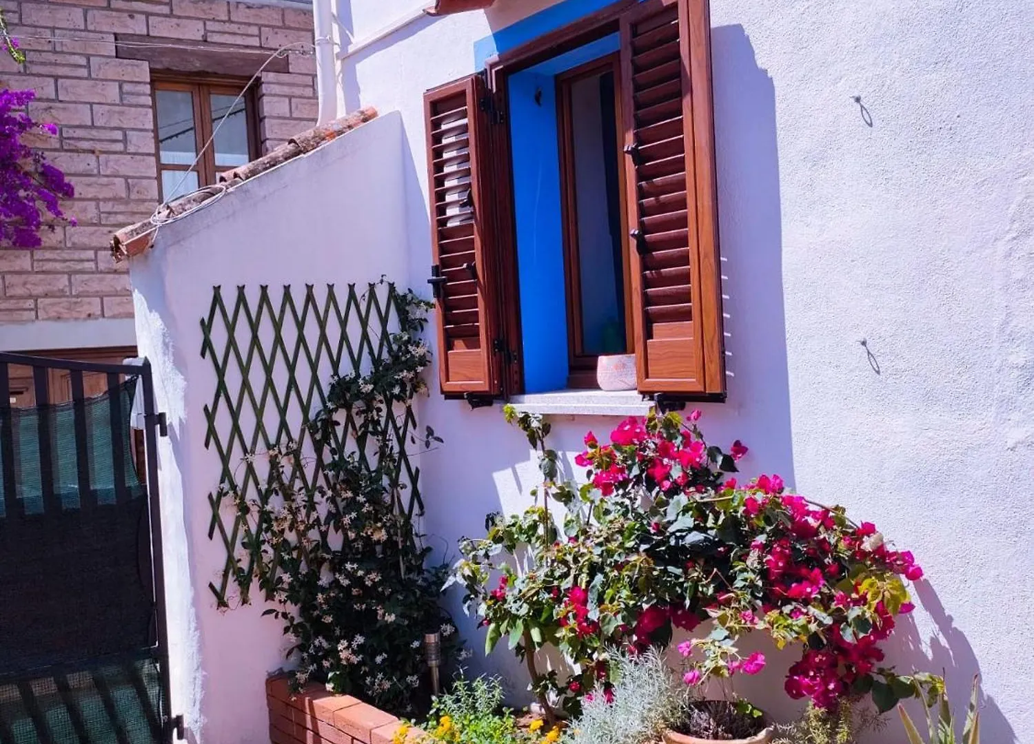 Casa vacanze Villa Nel Cortile Della Casa Di Carta, Due Singole Unita Torpè Italia